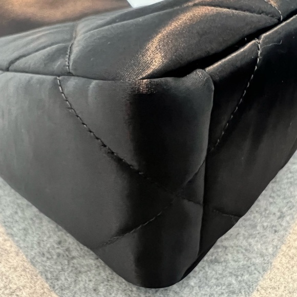 SOLD ON VESTIARE!!! Chanel 19 BRAND NEW - Picture 2 of 8